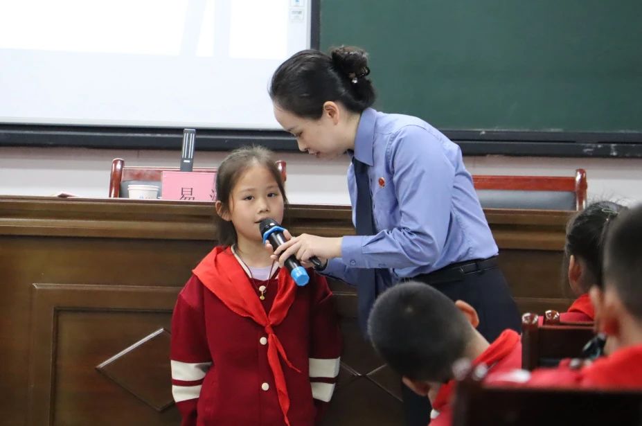 检察官易潇为大村小学的孩子们普法.jpg